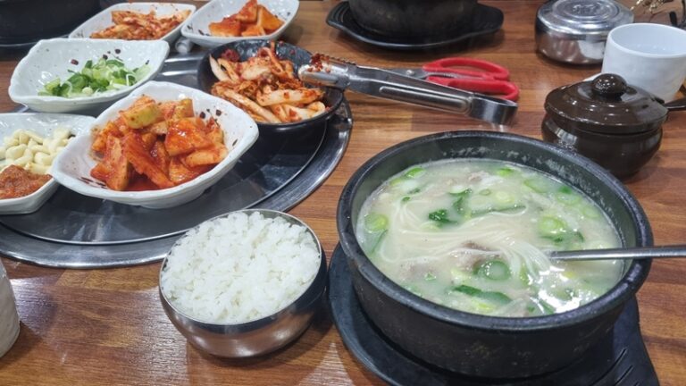 깍두기 비주얼 보이시나요? 형님 찬스로 먹는 설렁탕, 국물까지 싹 비웠습니다.