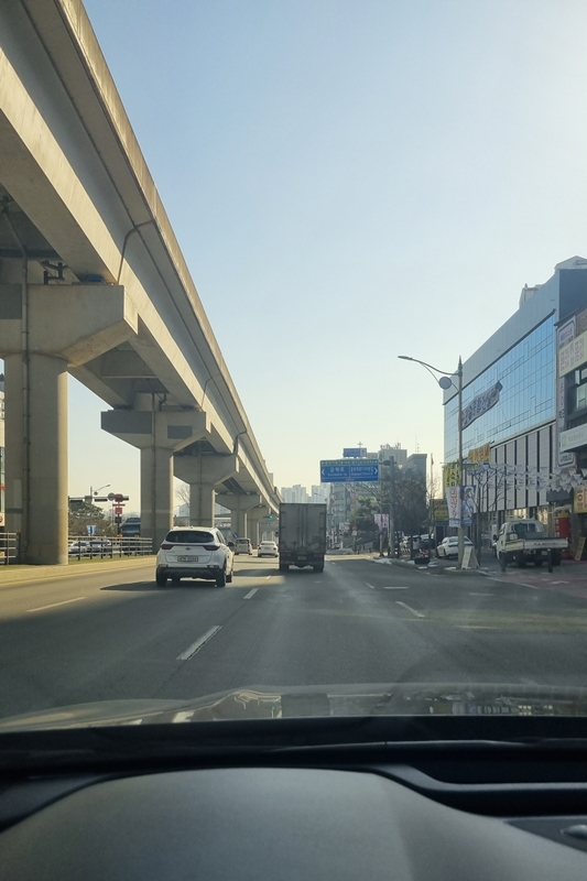 수지에서 용인시청 쪽으로 가는 길. 날씨가 좋으니 드라이브하는 맛이 납니다.