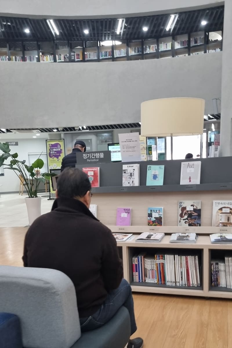 잡지 읽고 있는 시니어들
