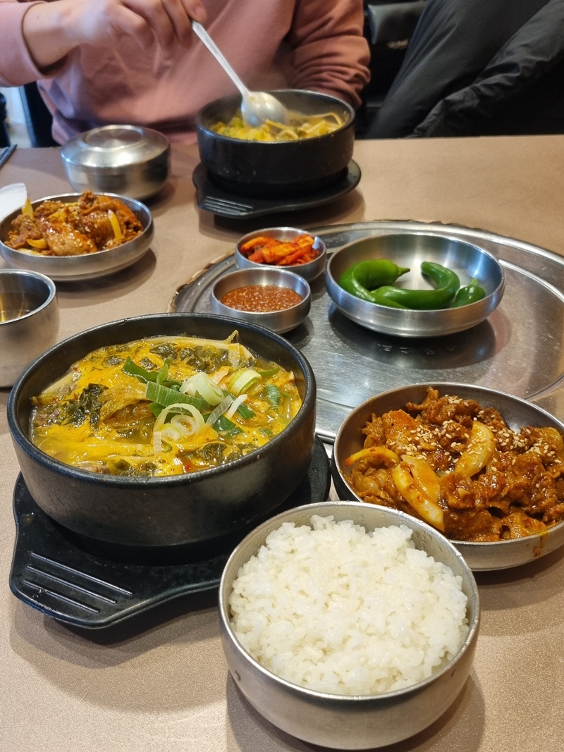 진한 국물 맛이 일품인 안동국밥과 노릇하게 구워진 삼겹살