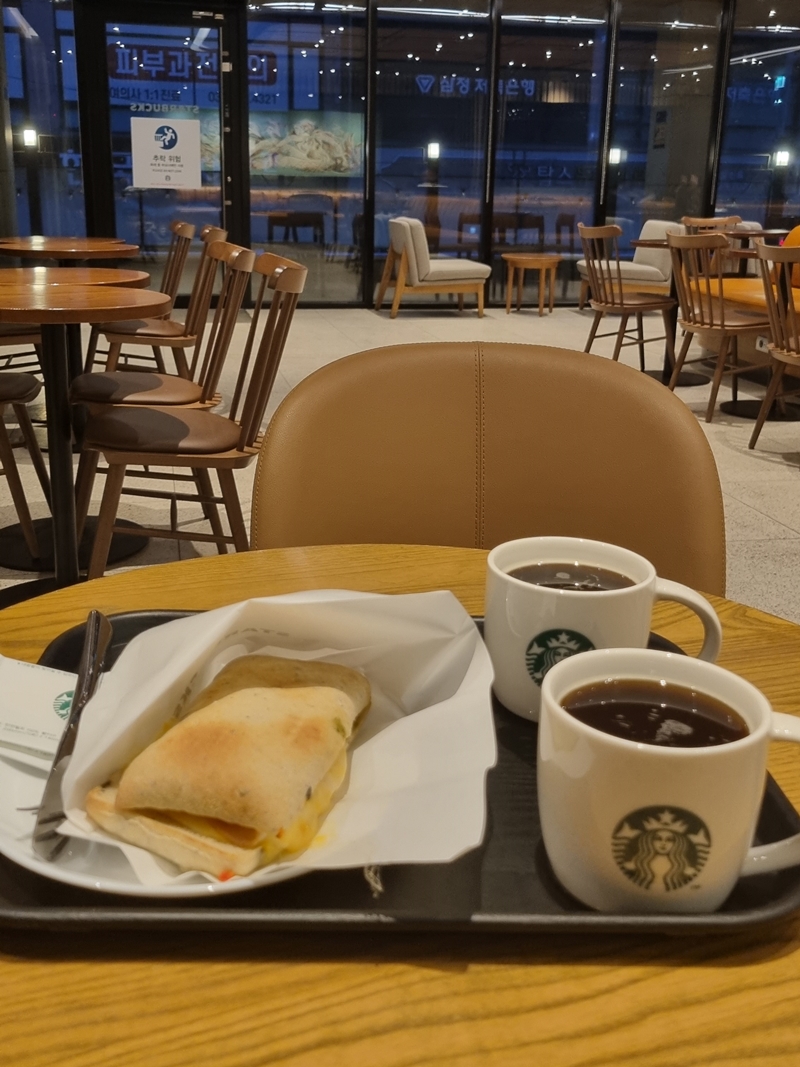아메리카노 커피 두잔과 루꼴라 샌드위치