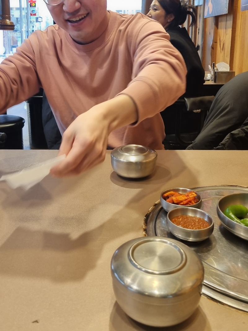 수저를 정성스레 챙겨주는 그 익숙한 배려.