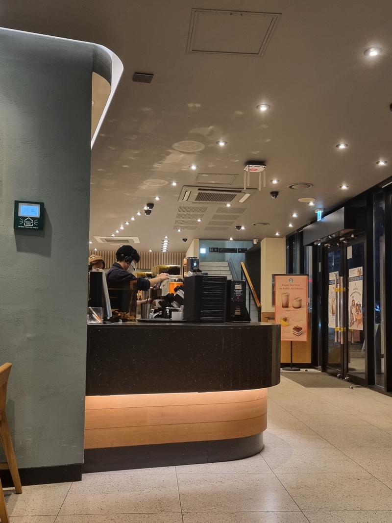 커피 내리는 스타벅스 직원들